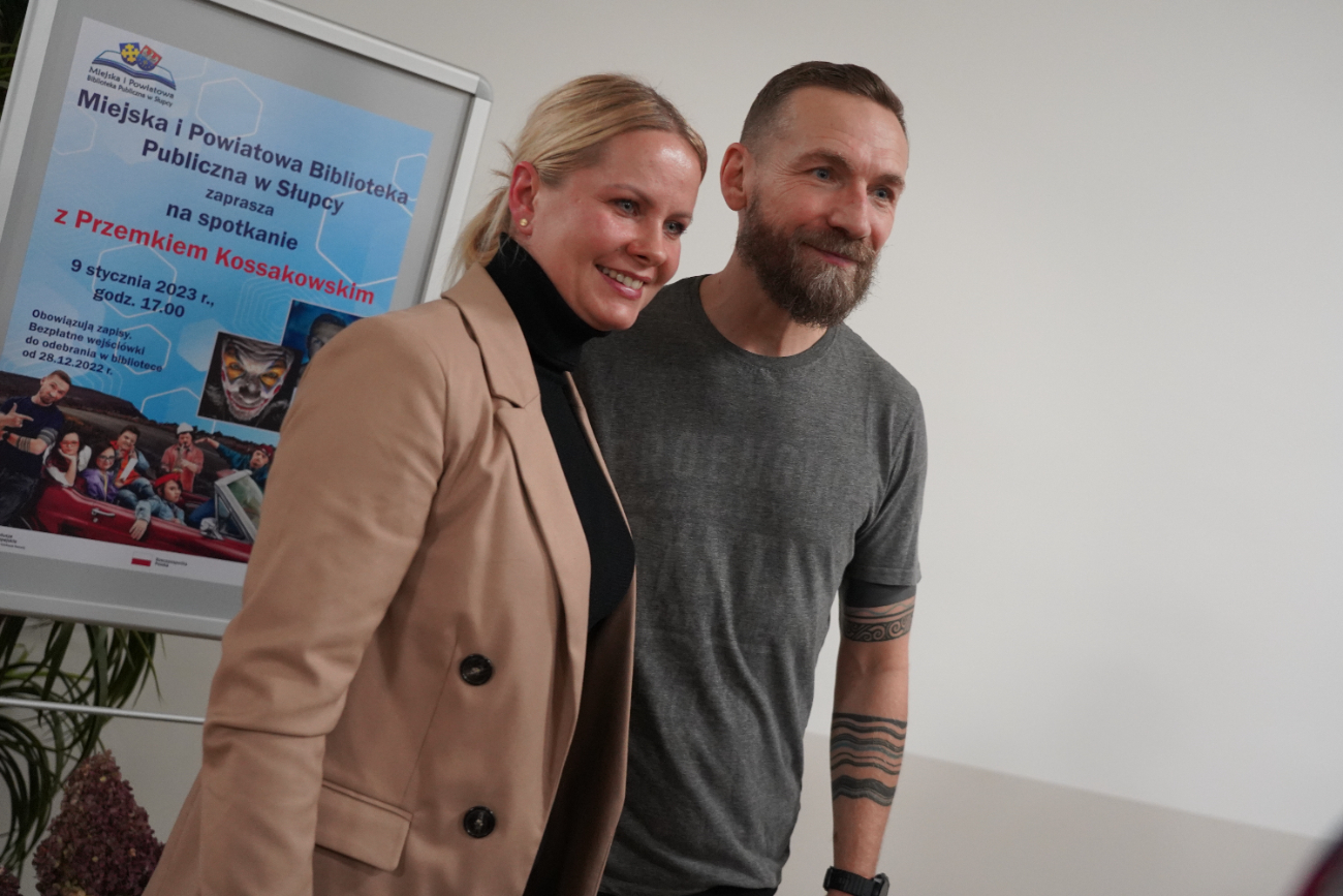 Niezwykłe historie w bibliotece. Przemek Kossakowski odwiedził Słupcę ZDJĘCIA