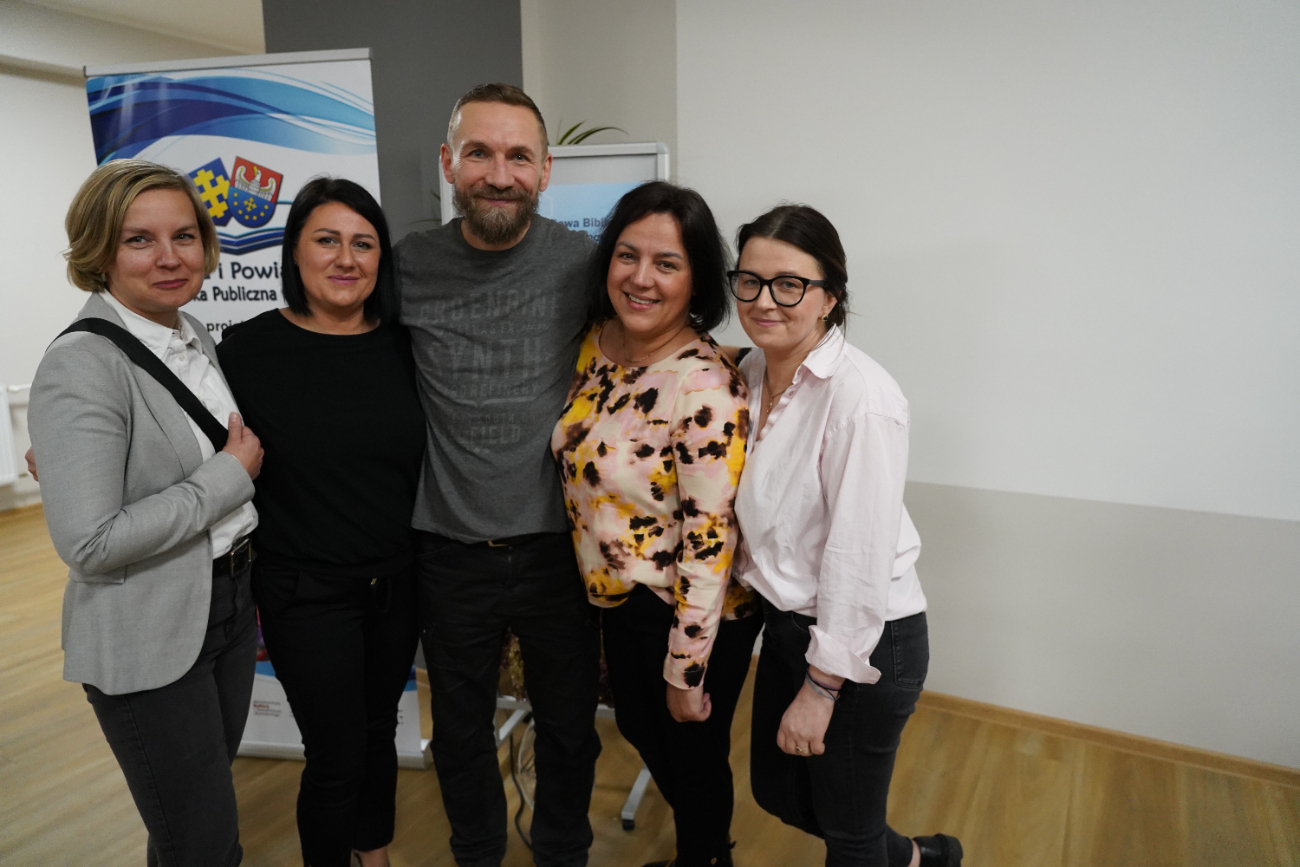 Niezwykłe historie w bibliotece. Przemek Kossakowski odwiedził Słupcę ZDJĘCIA