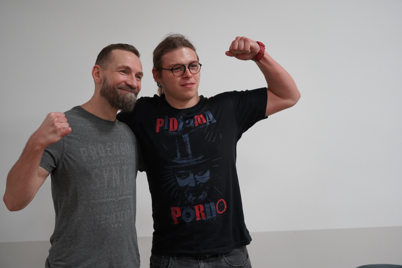 Niezwykłe historie w bibliotece. Przemek Kossakowski odwiedził Słupcę ZDJĘCIA