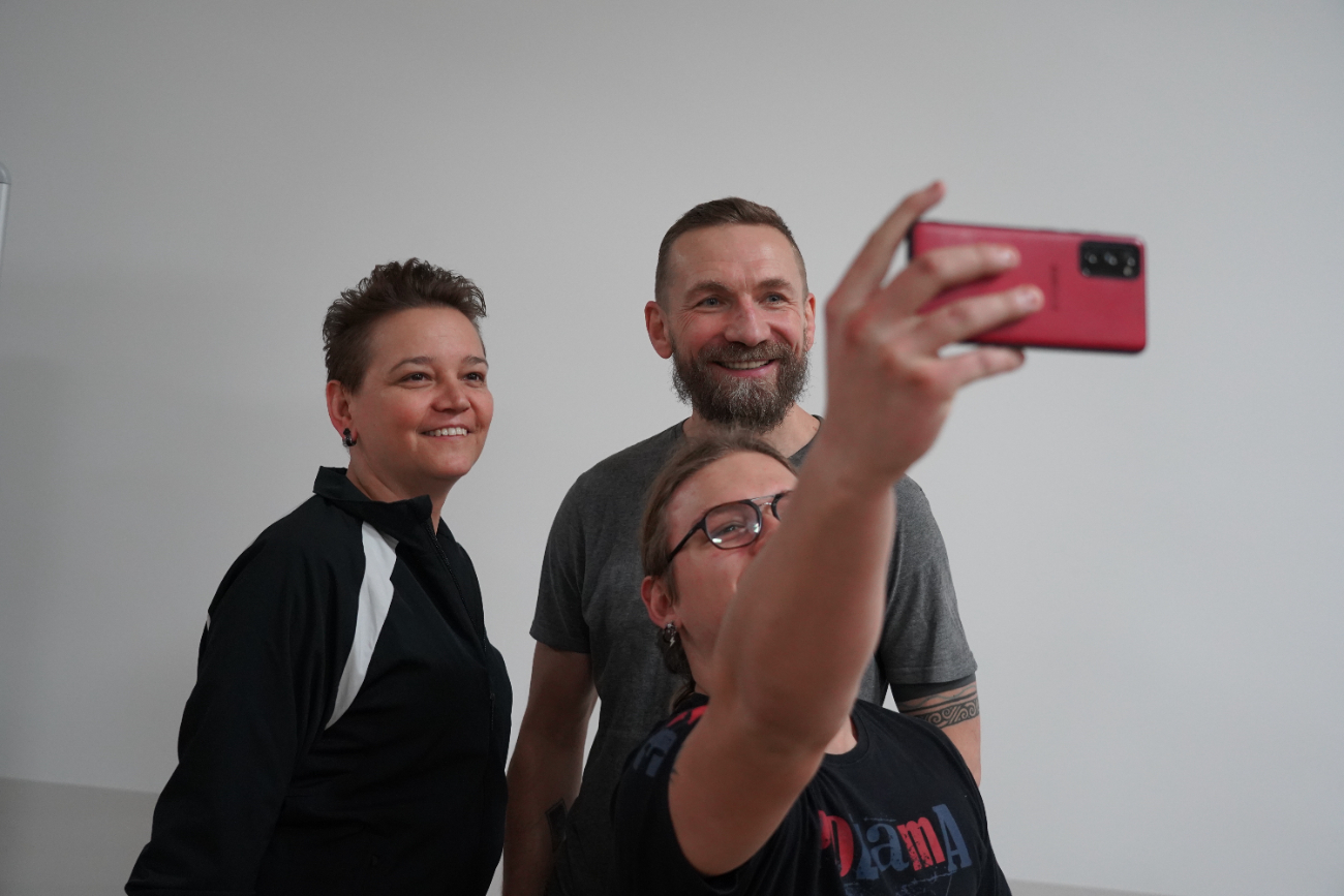 Niezwykłe historie w bibliotece. Przemek Kossakowski odwiedził Słupcę ZDJĘCIA