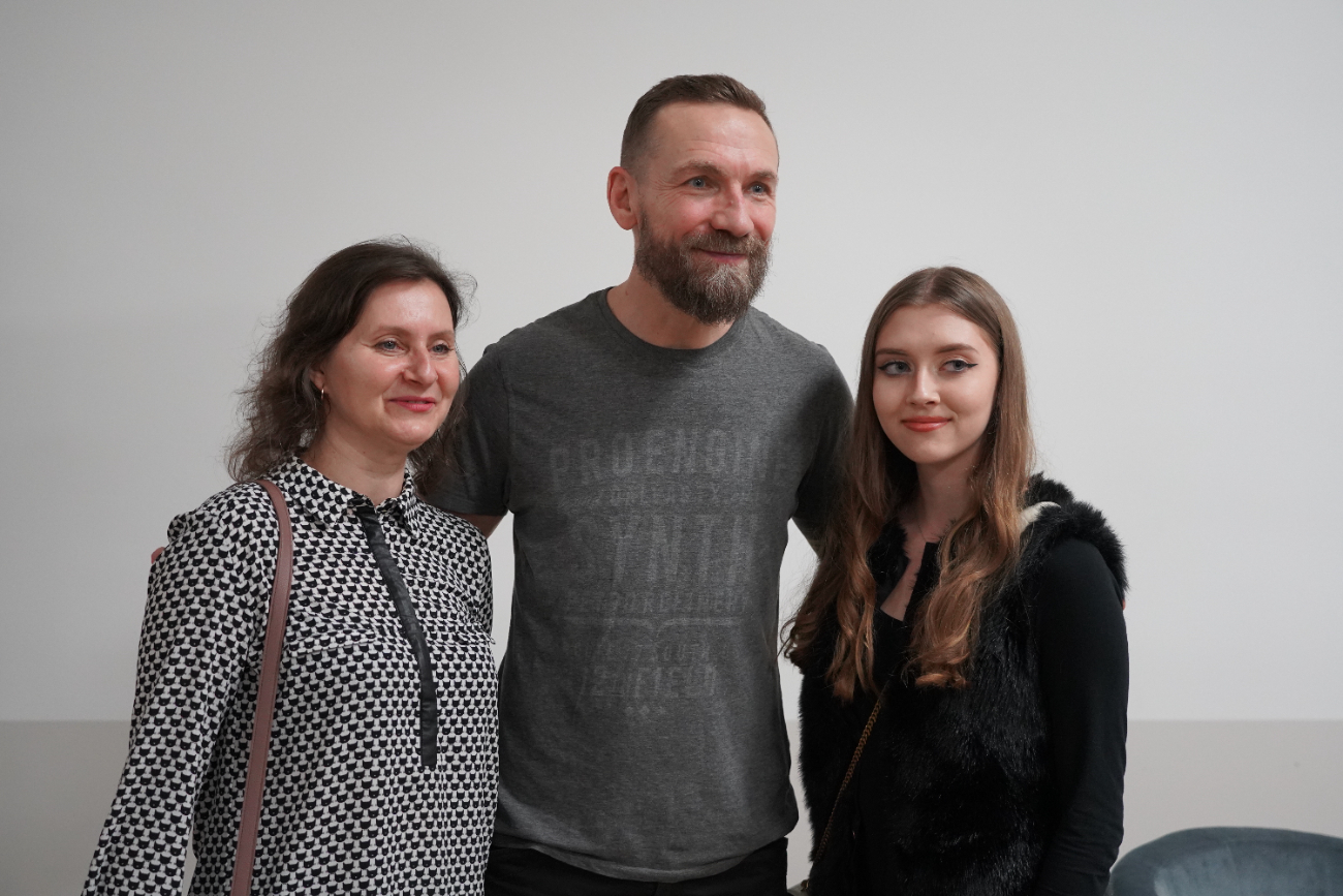 Niezwykłe historie w bibliotece. Przemek Kossakowski odwiedził Słupcę ZDJĘCIA