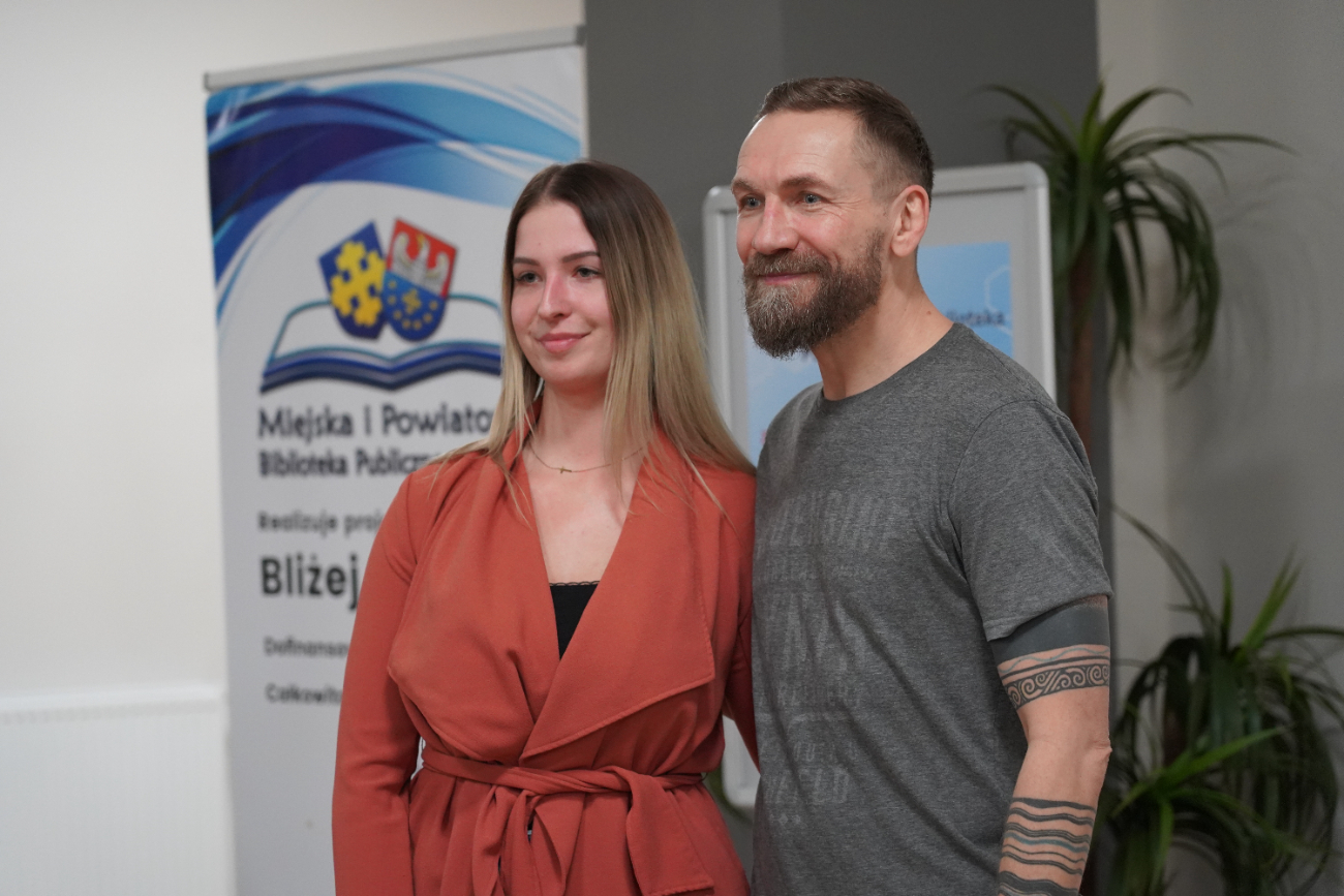 Niezwykłe historie w bibliotece. Przemek Kossakowski odwiedził Słupcę ZDJĘCIA