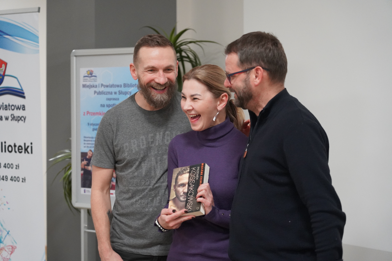 Niezwykłe historie w bibliotece. Przemek Kossakowski odwiedził Słupcę ZDJĘCIA