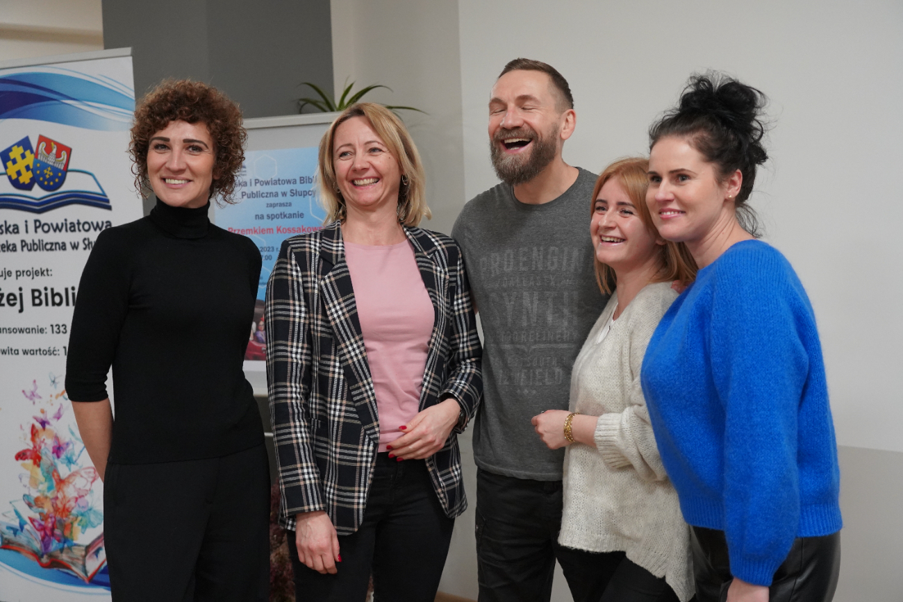 Niezwykłe historie w bibliotece. Przemek Kossakowski odwiedził Słupcę ZDJĘCIA