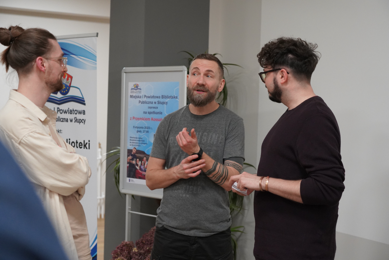Niezwykłe historie w bibliotece. Przemek Kossakowski odwiedził Słupcę ZDJĘCIA