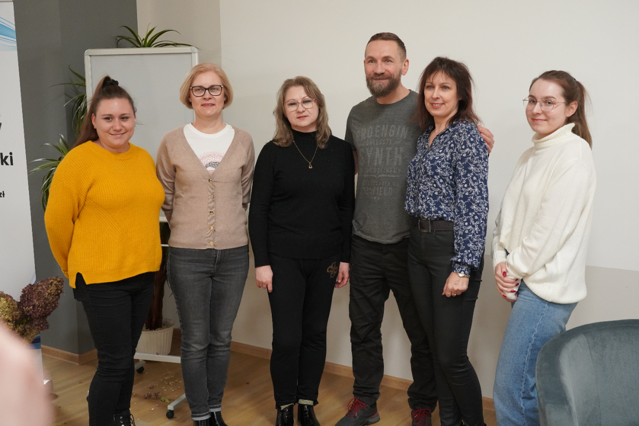 Niezwykłe historie w bibliotece. Przemek Kossakowski odwiedził Słupcę ZDJĘCIA