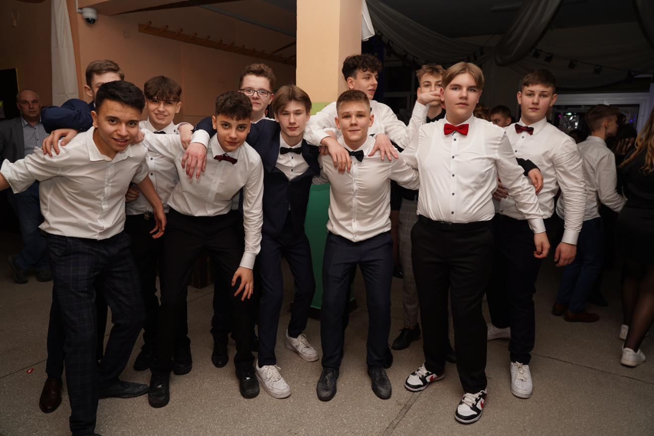 Tak się bawi ósma klasa. Mamy zdjęcia z balu