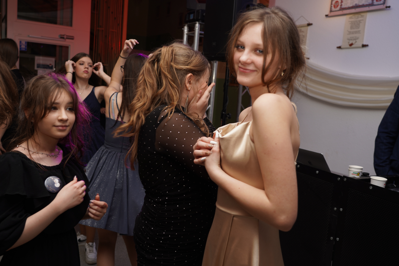 Tak się bawi ósma klasa. Mamy zdjęcia z balu