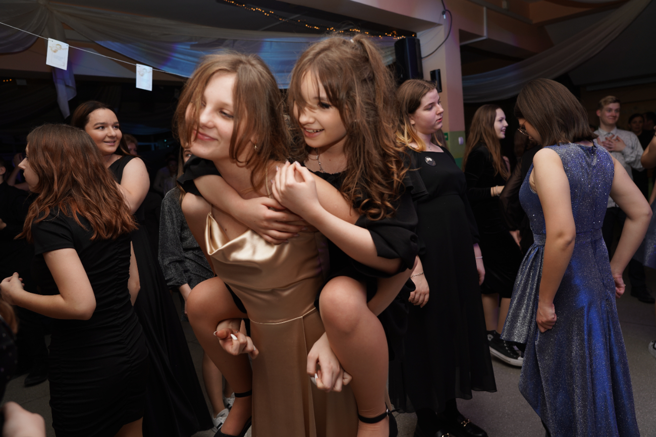 Tak się bawi ósma klasa. Mamy zdjęcia z balu