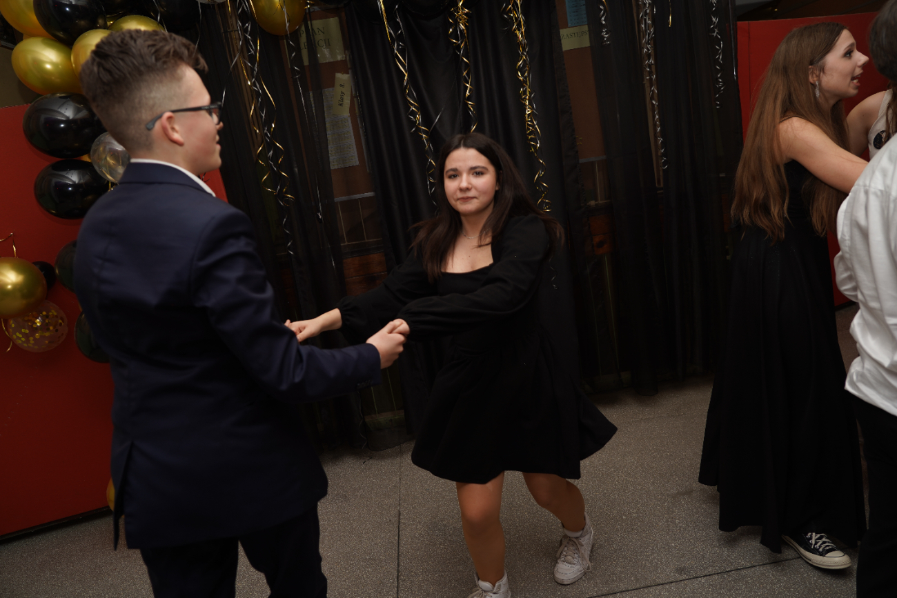 Tak się bawi ósma klasa. Mamy zdjęcia z balu