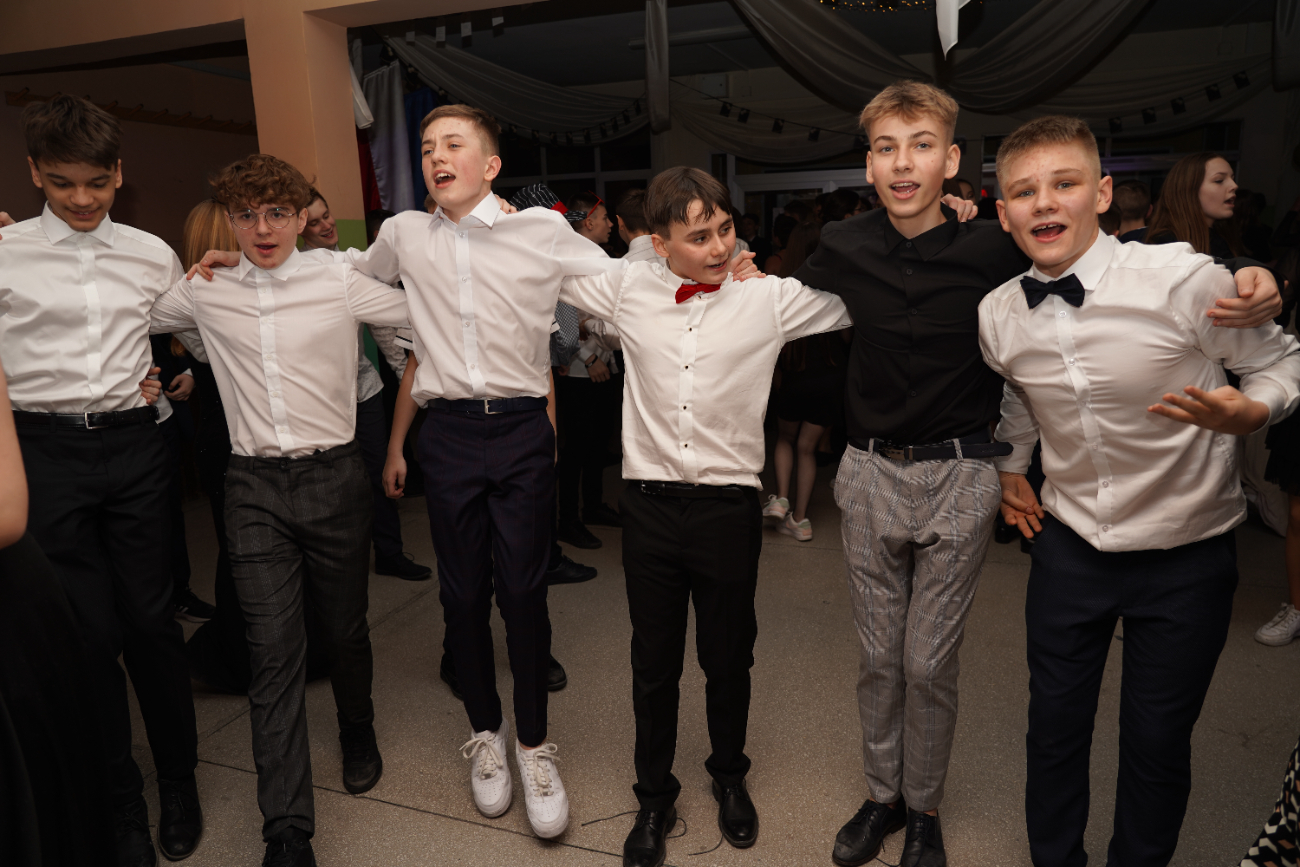 Tak się bawi ósma klasa. Mamy zdjęcia z balu