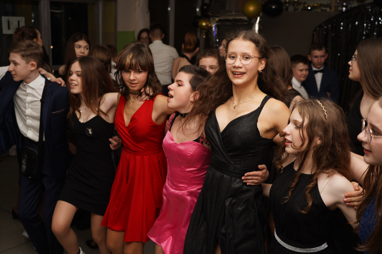 Tak się bawi ósma klasa. Mamy zdjęcia z balu
