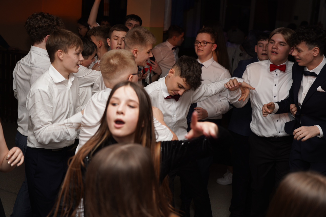 Tak się bawi ósma klasa. Mamy zdjęcia z balu