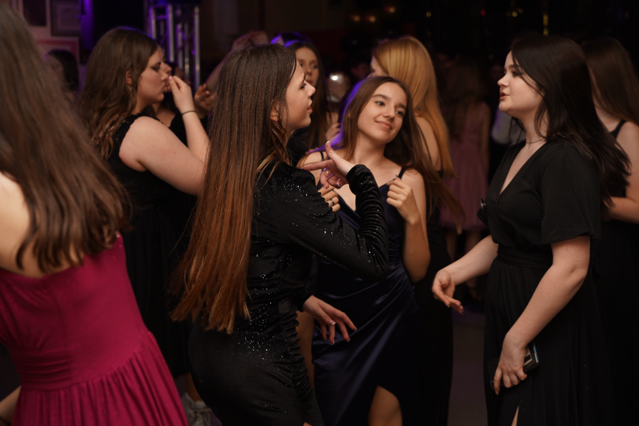 Tak się bawi ósma klasa. Mamy zdjęcia z balu