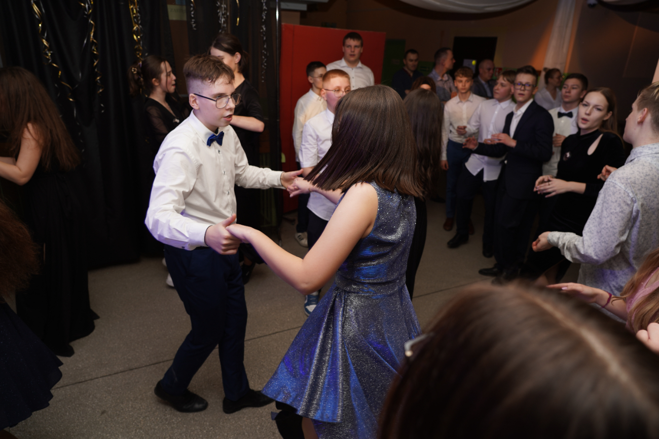 Tak się bawi ósma klasa. Mamy zdjęcia z balu