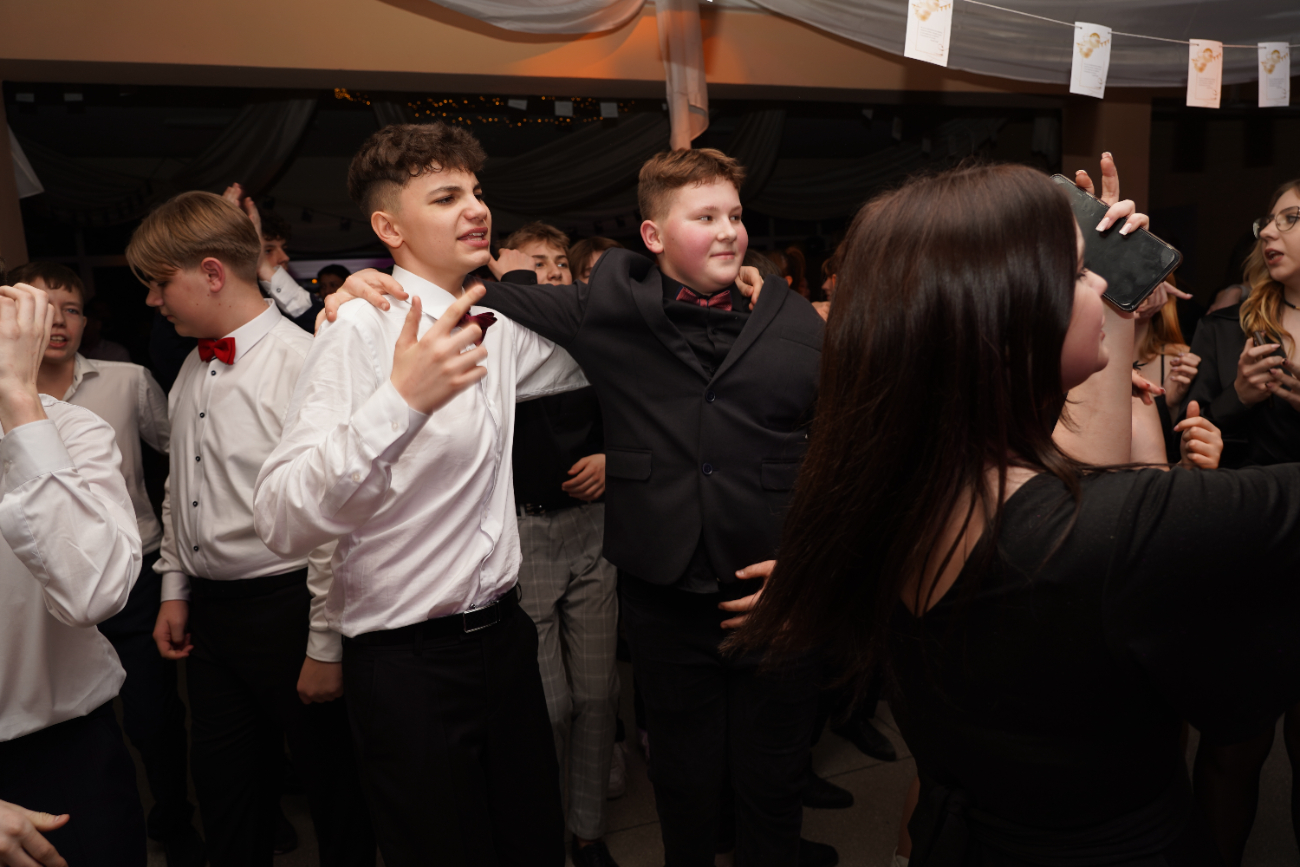 Tak się bawi ósma klasa. Mamy zdjęcia z balu