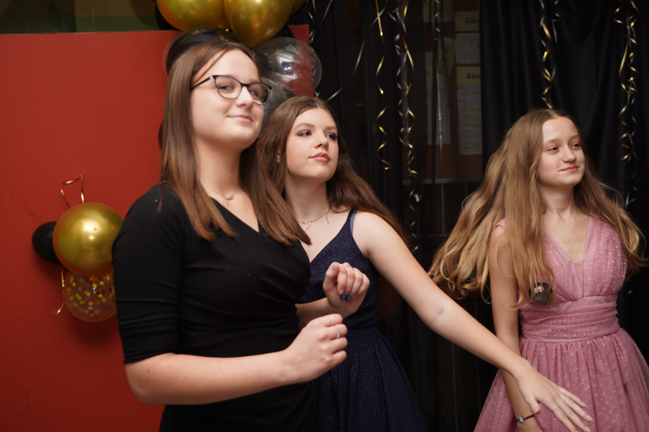 Tak się bawi ósma klasa. Mamy zdjęcia z balu