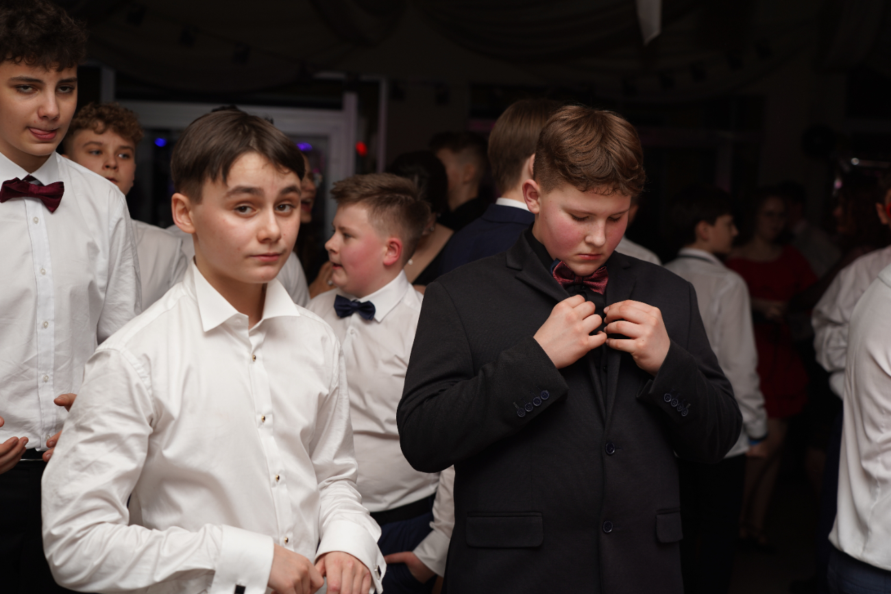 Tak się bawi ósma klasa. Mamy zdjęcia z balu