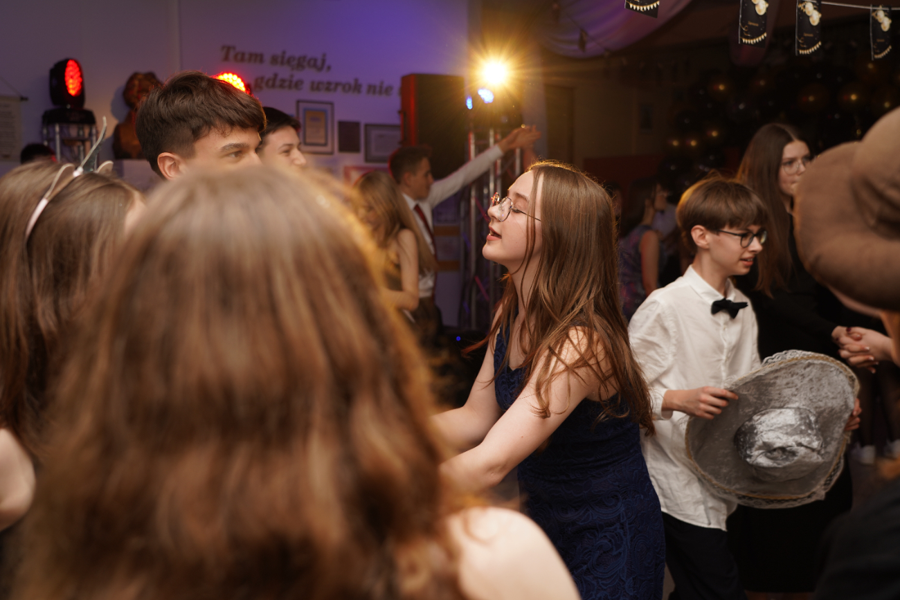 Tak się bawi ósma klasa. Mamy zdjęcia z balu