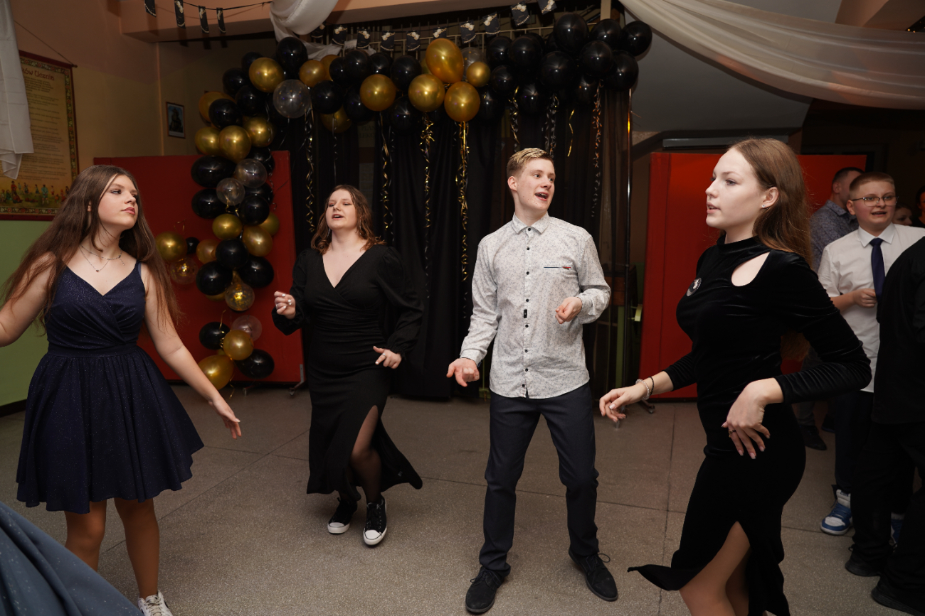 Tak się bawi ósma klasa. Mamy zdjęcia z balu