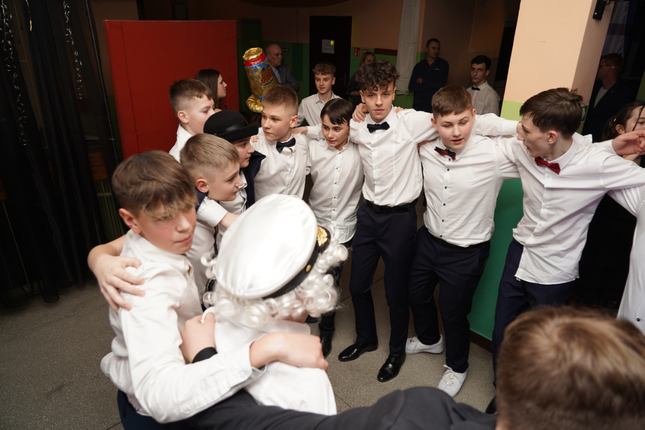 Tak się bawi ósma klasa. Mamy zdjęcia z balu