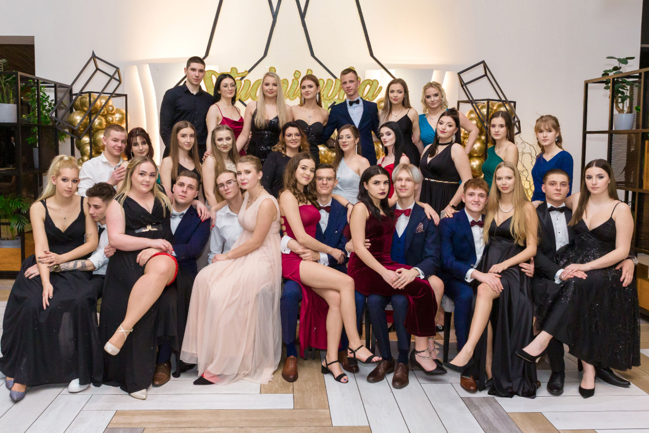 Studniówka Ekonomika. Zobacz zdjęcia klasowe