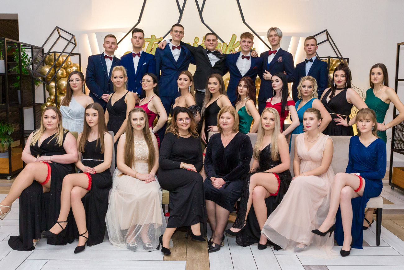 Studniówka Ekonomika. Zobacz zdjęcia klasowe