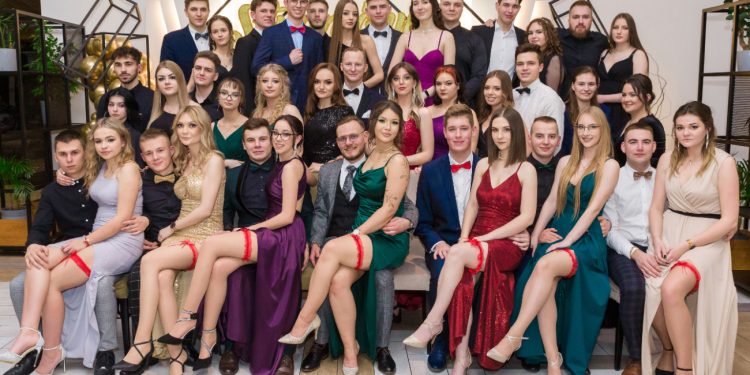 Studniówka Ekonomika. Zobacz zdjęcia klasowe