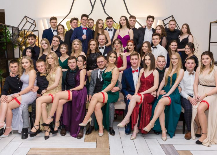 Studniówka Ekonomika. Zobacz zdjęcia klasowe