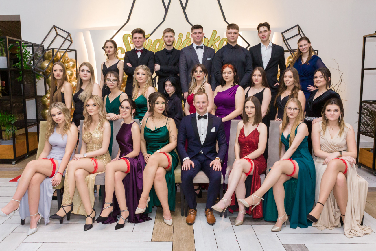 Studniówka Ekonomika. Zobacz zdjęcia klasowe