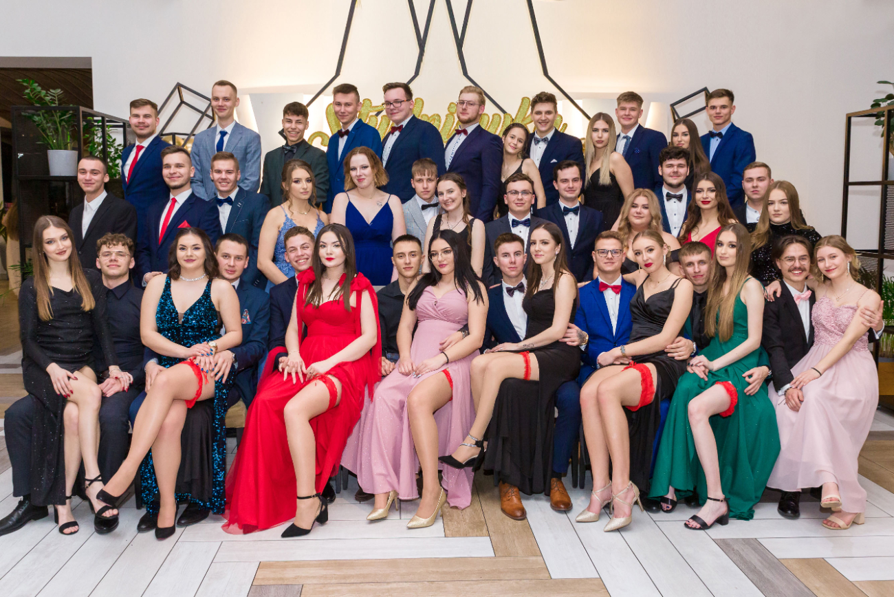 Studniówka Ekonomika. Zobacz zdjęcia klasowe