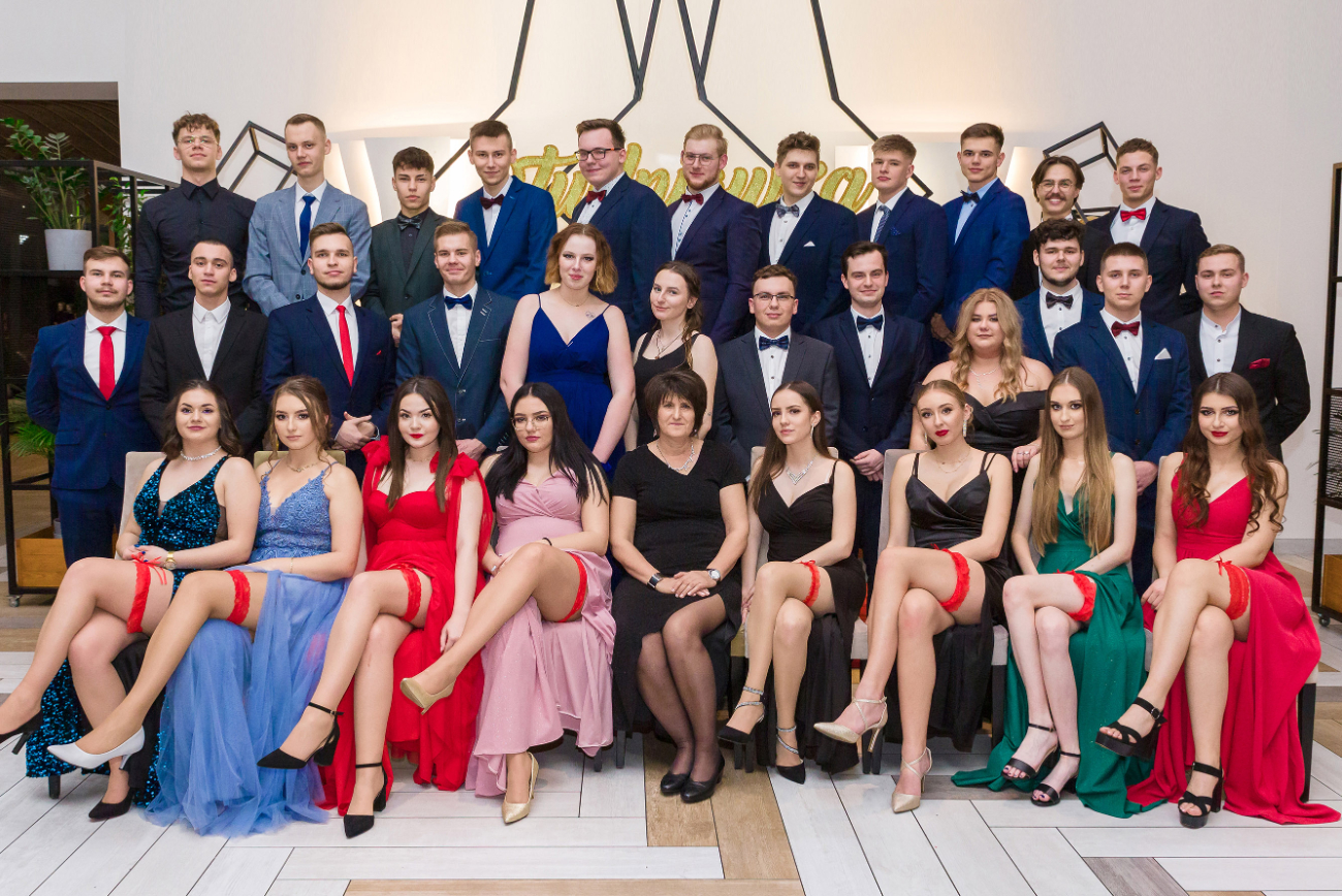 Studniówka Ekonomika. Zobacz zdjęcia klasowe