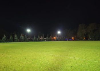 Można dłużej trenować. Boisko ma oświetlenie