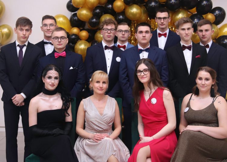 Studniówka Zawodówki ZDJĘCIA GRUPOWE