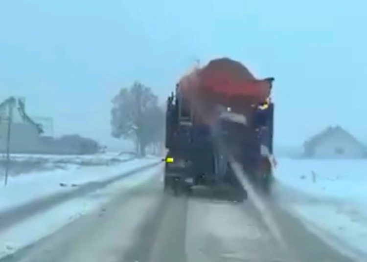 Starosta zapewnia: Drogi są odśnieżone i posypane