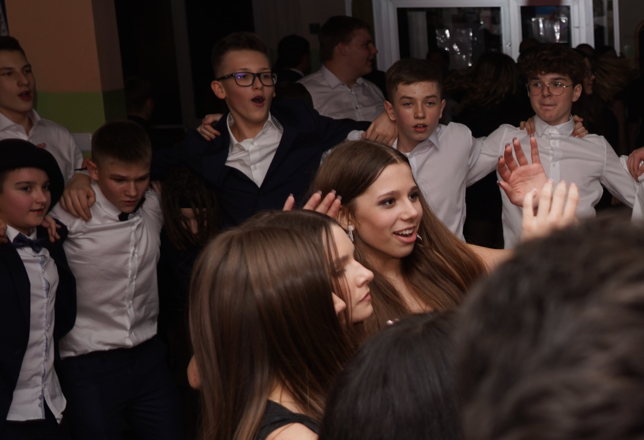 Tak się bawi ósma klasa. Mamy zdjęcia z balu
