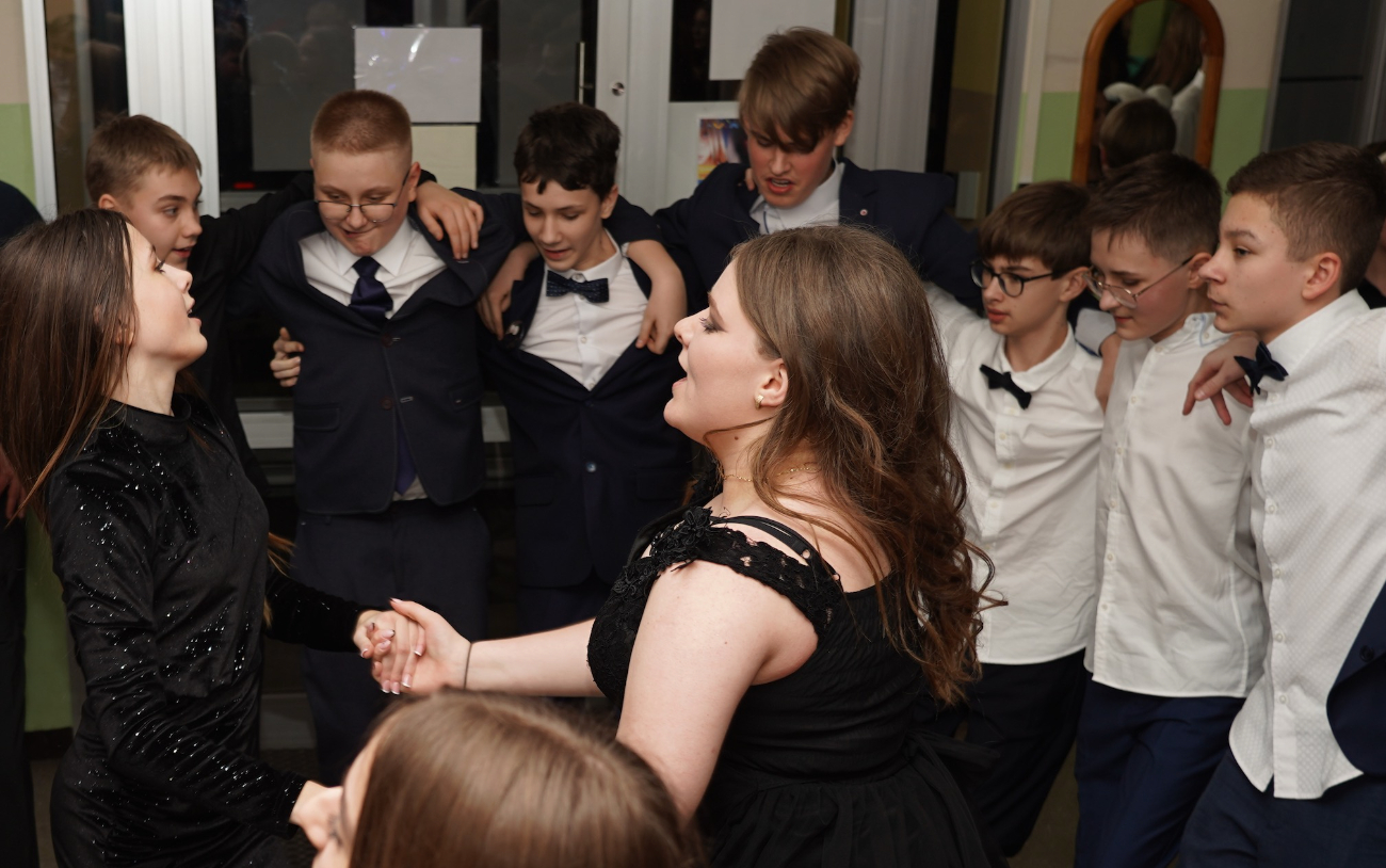 Tak się bawi ósma klasa. Mamy zdjęcia z balu