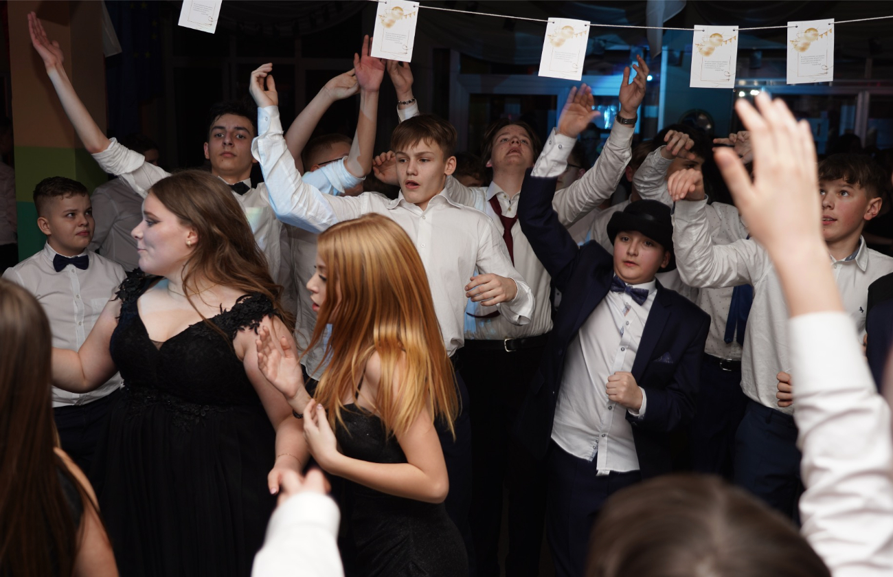 Tak się bawi ósma klasa. Mamy zdjęcia z balu