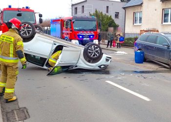 Auto na dachu. Groźny wypadek w Słupcy