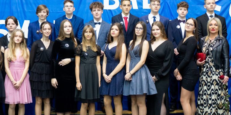 Bal Ósmoklasistów. Zobacz zdjęcia klasowe