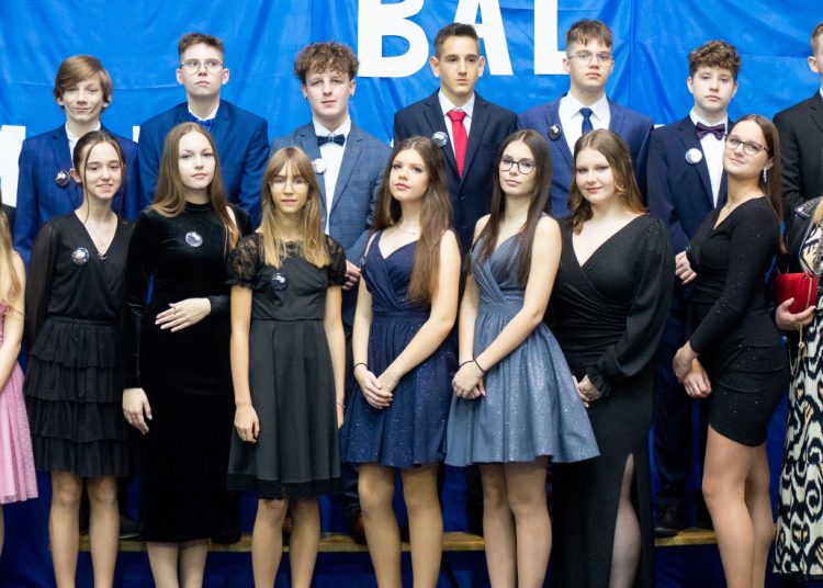 Bal Ósmoklasistów. Zobacz zdjęcia klasowe