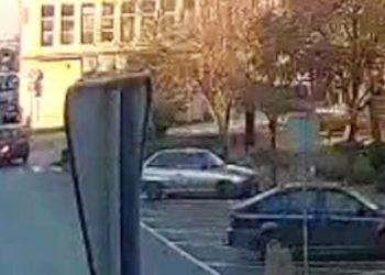 Dwie dziewczyny potrącone na pasach. Zobacz nagranie z monitoringu