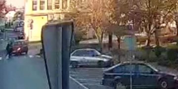 Dwie dziewczyny potrącone na pasach. Zobacz nagranie z monitoringu