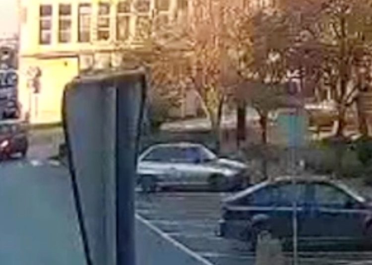 Dwie dziewczyny potrącone na pasach. Zobacz nagranie z monitoringu