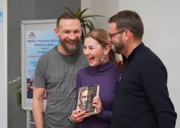 Niezwykłe historie w bibliotece. Przemek Kossakowski odwiedził Słupcę ZDJĘCIA