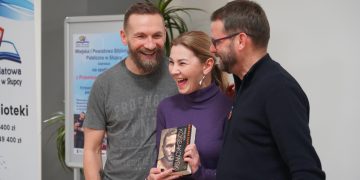 Niezwykłe historie w bibliotece. Przemek Kossakowski odwiedził Słupcę ZDJĘCIA