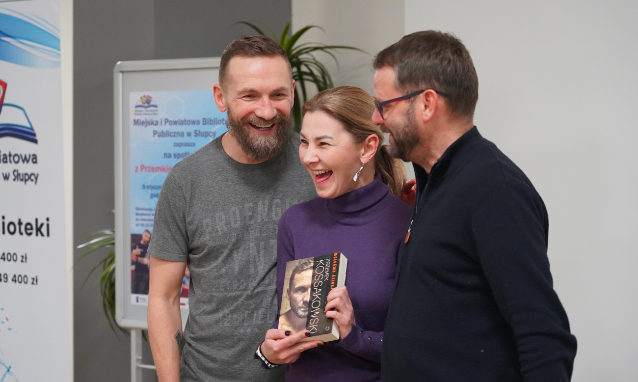 Niezwykłe historie w bibliotece. Przemek Kossakowski odwiedził Słupcę ZDJĘCIA