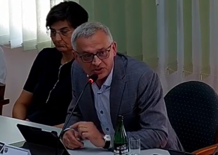 Radny o „kraczących ptaszyskach”. Boi się o szpital