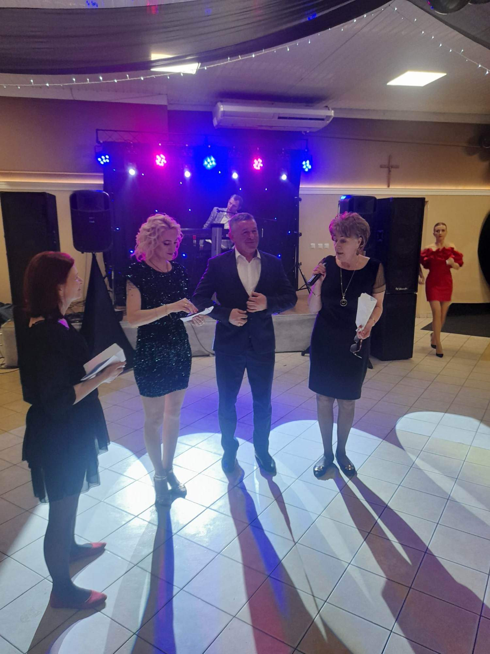 Szkoła w Drążnej zaprosiła na bal. Zobacz zdjęcia