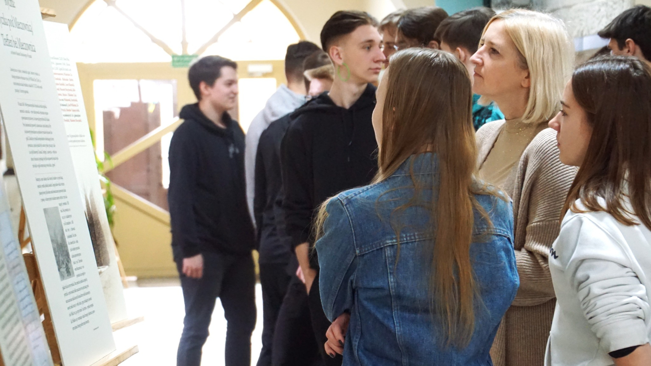 Wystawa w LO oficjalnie otwarta